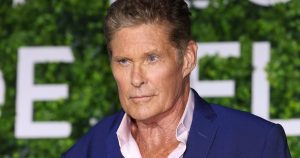 ديفيد هاسيلهوف يتذكر نجم فيلم “Baywatch” مايكل نيومان: “لقد أنقذ حياتي 4 مرات على الأقل”