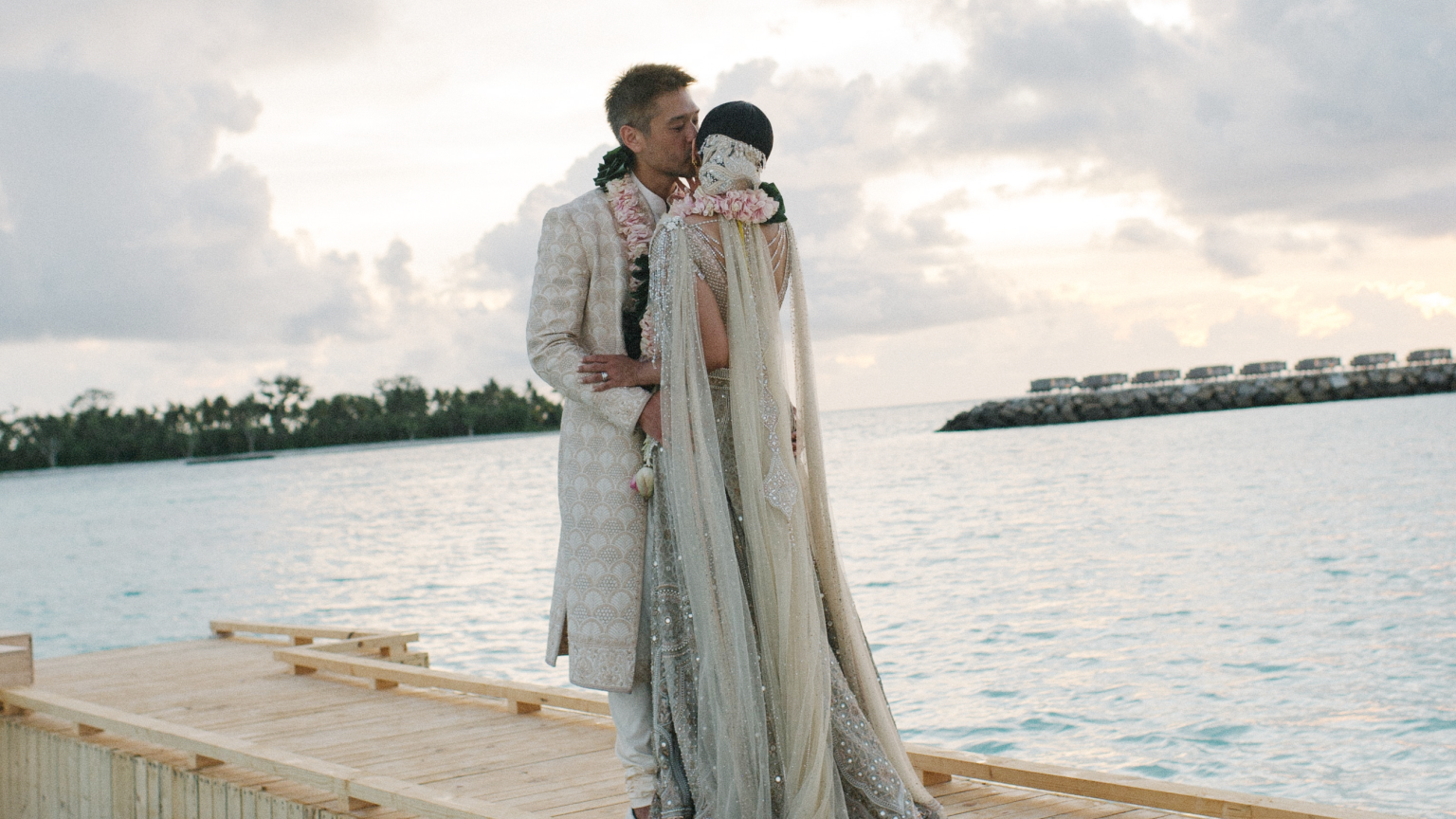 ارتدت العروس فستان Lehenga من اللؤلؤ العاجي لحفل زفافها على شريط رملي للمحيط البعيد في جزر المالديف