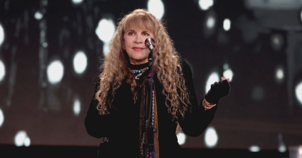 قدم ستيفي نيكس فكرة لريس ويذرسبون للموسم الثاني من مسلسل Daisy Jones and the Six