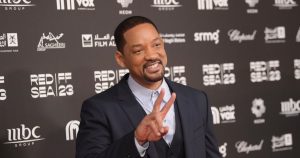 يقول مخرج فيلم “Men in Black” أنه كان لا بد من إخلاء المجموعة لمدة 3 ساعات بعد أن أطلق ويل سميث الريح
