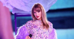 تايلور سويفت تتعامل ببراعة مع المشكلة الفنية لـ “Eras Tour” باستخدام حزمة الميكروفون، وما زالت مستمرة