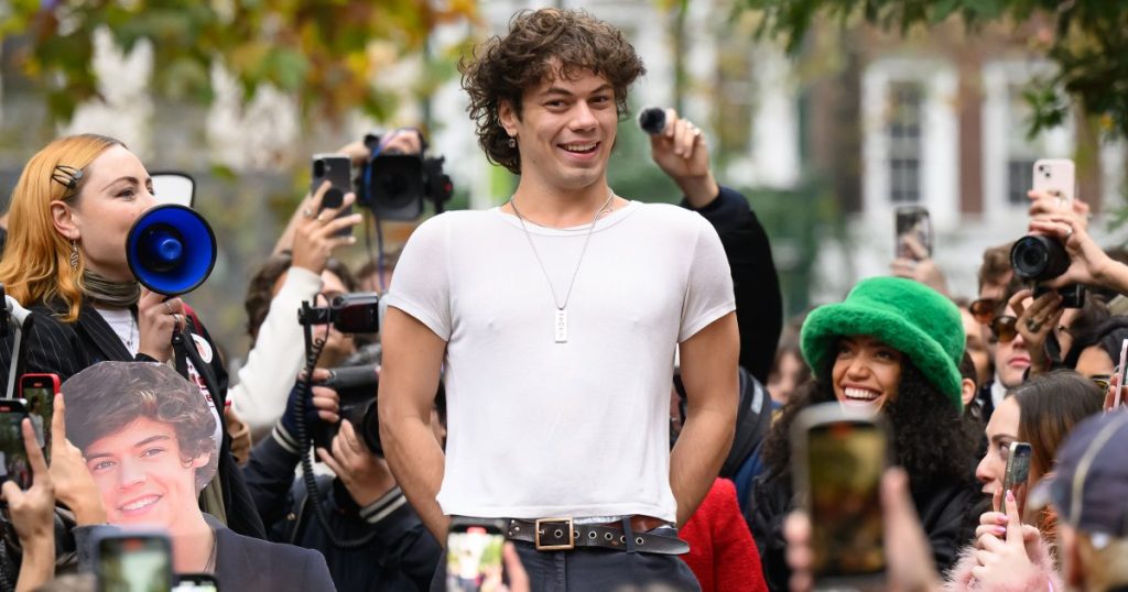 ينزل Harry Styles Clones في لندن للمشاركة في مسابقة أحدث المشاهير