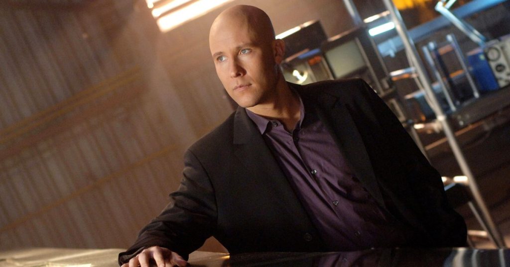 “يتشرف” مايكل روزنباوم بكونه المفضل لدى المعجبين بـ Lex Luther بعد عقود من العرض الأول لفيلم “Smallville” (حصريًا)