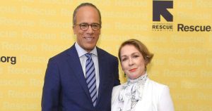 من هي زوجة ليستر هولت؟ مذيعة أخبار NBC متزوجة منذ أكثر من 40 عامًا من كارول هاجن