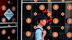 تيسلا وبيتكوين والدولار يقفزون مع تكدس المستثمرين في “صفقات ترامب”
