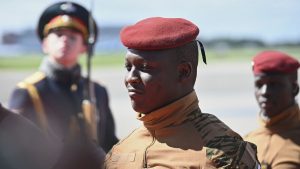 أخبار وهمية تدعي أن بوركينا فاسو احتجزت جاسوس فرنسي تنتشر على الإنترنت