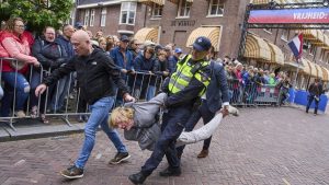 المتظاهرون المؤيدون للفلسطين يعطلون خطاب تحرير وزير الدفاع الهولندي