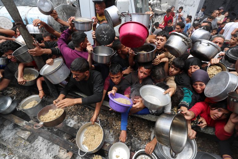 ينتظر الفلسطينيون الطعام في مطبخ خيري في جاباليا في غزة