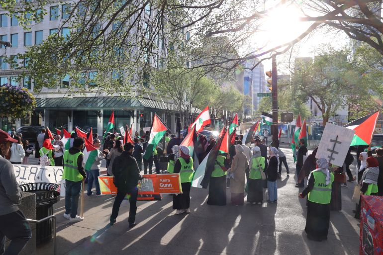 شباب مسلمون يتظاهرون لإحياء ذكرى النكبة الفلسطينية والتنديد بجرائم الاحتلال