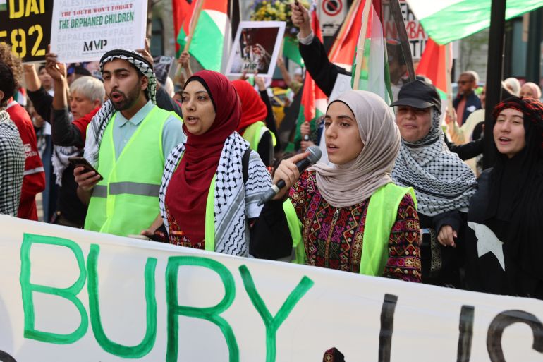 شباب مسلمون يتظاهرون لإحياء ذكرى النكبة الفلسطينية والتنديد بجرائم الاحتلال