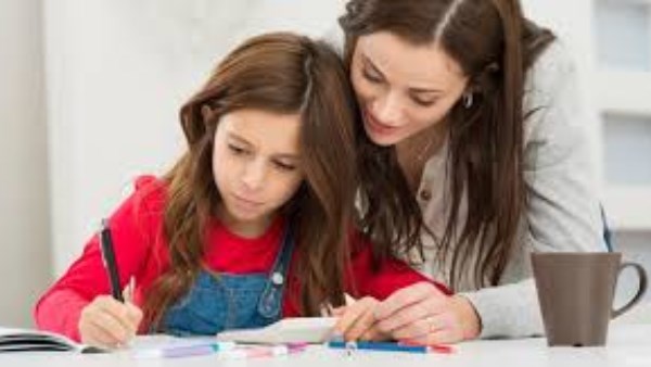 بدون ضغوط.. كيف يدعم الأهل أبناءهم خلال فترة الامتحانات؟ | نصائح بسيطة