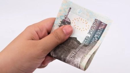 هل فرض زيادة عند تأخر سداد الأقساط ربا محرم؟.. أمين الفتوى يجيب
