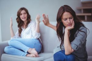 سألت صديقي عن أماكن إقامة مجانية لحضور حفل زفاف ابنها – الآن شبحني
