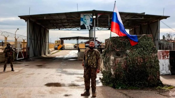 مصرع جنديين .. هجوم مسلح علي قاعدة حميم الروسية في سوريا