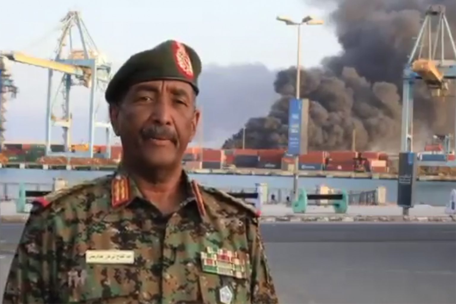 البرهان يتوعد بالقصاص بعد استهداف بورتسودان