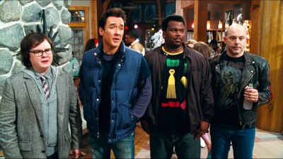 أربعة رجال يقفون في صالة في آلة حوض الاستحمام الساخنة.