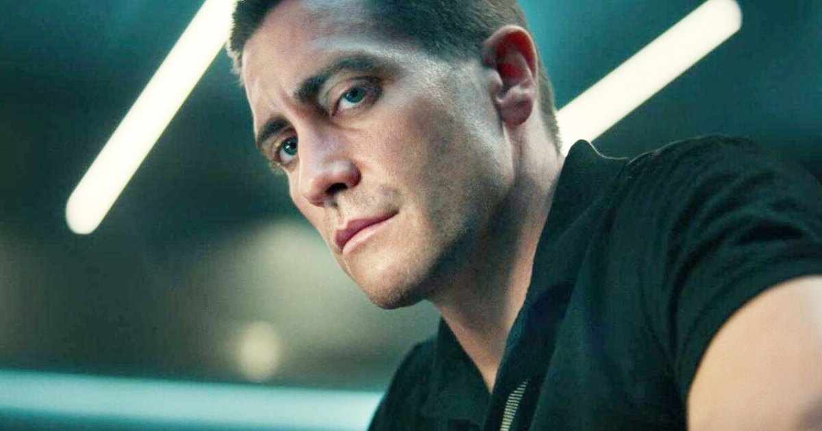 رجل ينظر في