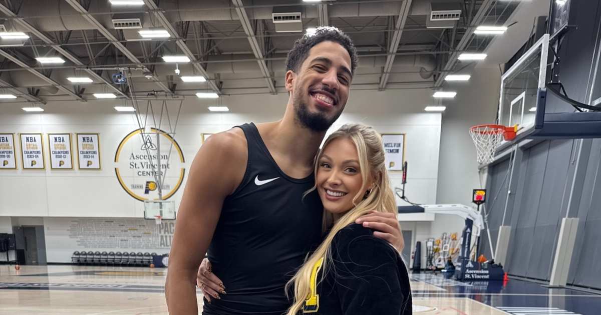 تحتفل جاد جونز ، صديقة تيريز هاليبورتون ، مع طفلي بعد فوز لعبة مجنونة 1