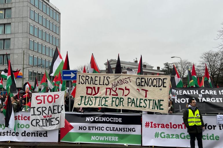 وقفة احتجاجية لمنظمات مؤيدة لفلسطين خارج العدل الدولية دعما لدعوى جنوب أفريقيا ضد إسرائيل "