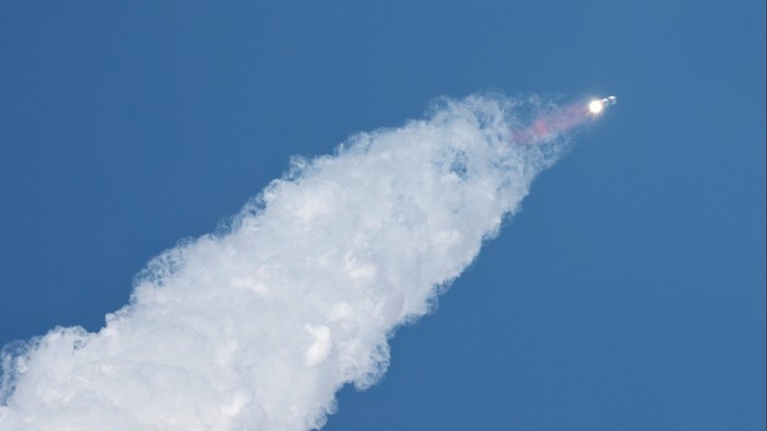 فشل صاروخ SpaceX Starship في نشر الأقمار الصناعية وينفجر عند إعادة الدخول