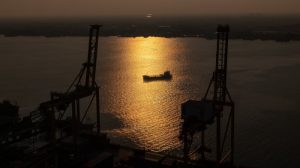 أسطول بلا علم يهدد البحار