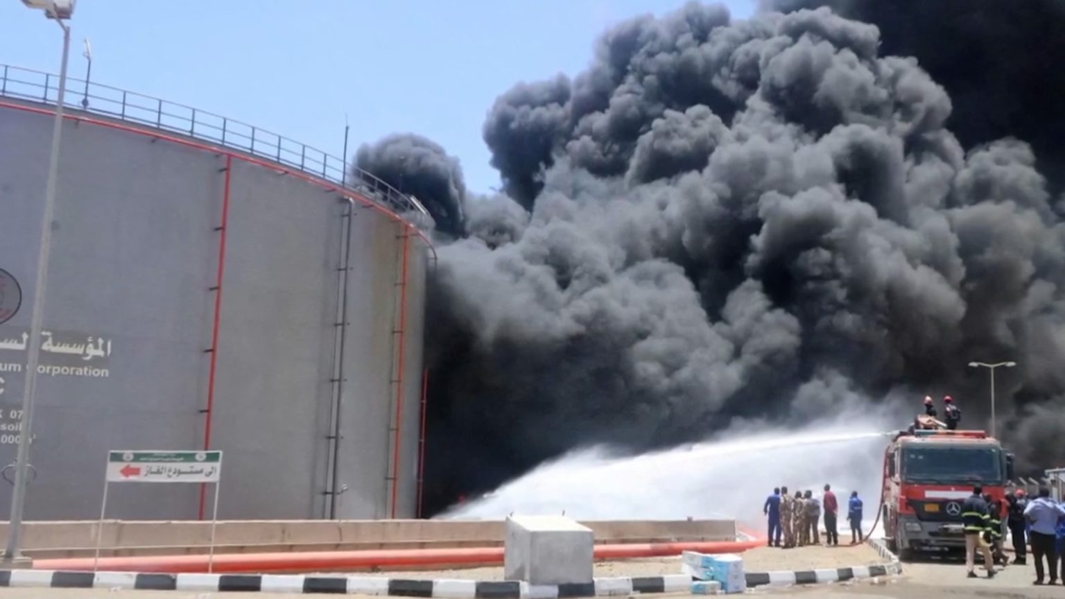 ناشطون يعتبرون قصف بورتسودان قتلا ممنهجا وآخرون ينتقدون الحرب كلها