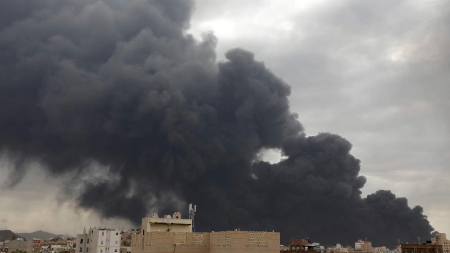 إفلاس أم خراب.. كيف رأى يمنيون قصف إسرائيل مطار صنعاء؟