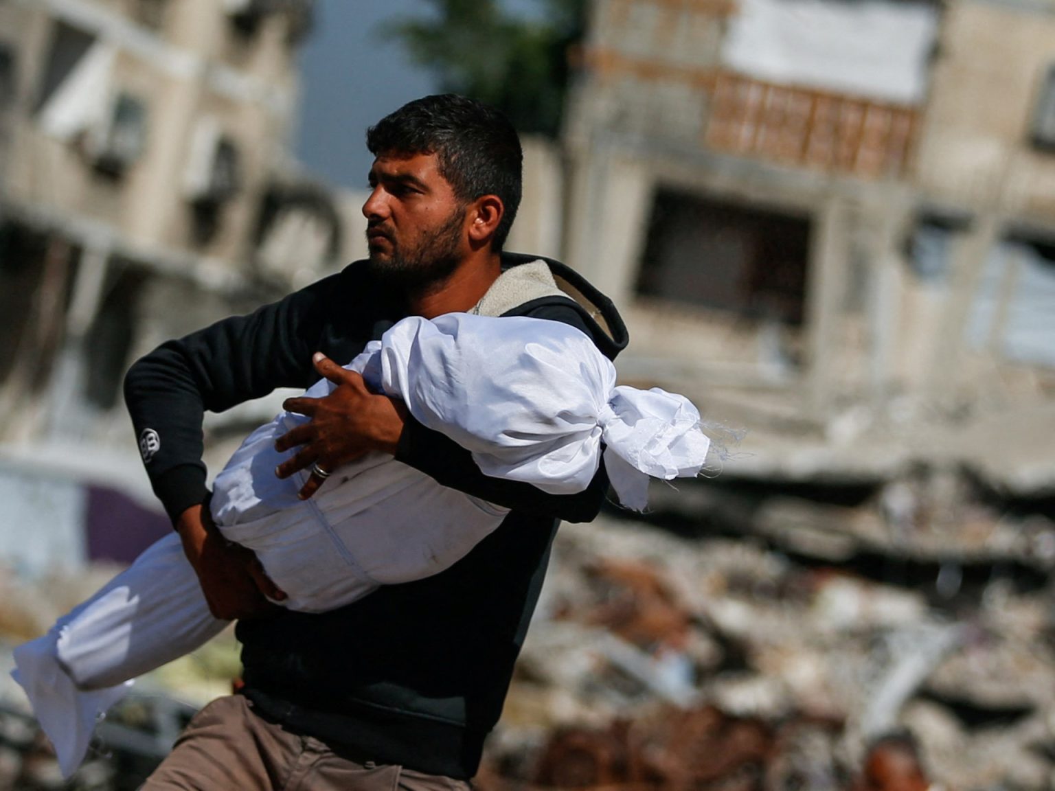 غارة كل 4 دقائق على غزة وأكثر من 100 شهيد منذ الفجر