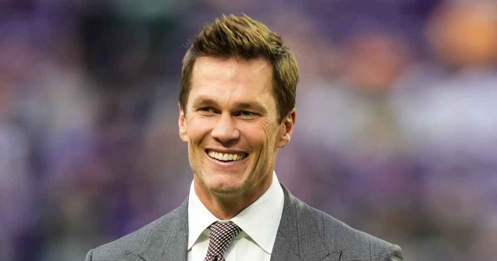 توم برادي يمنح المشجعين لمحة عن شاشة القفل في “الوقت المفضل اليوم”