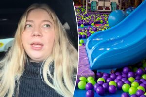 بعنوان MOM INTER PLAY CENTER لتنظيف قيء طفلها لها
