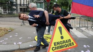 يسرق Greenpeace تمثال Macron Wax للاحتجاج على العلاقات الفرنسية مع روسيا