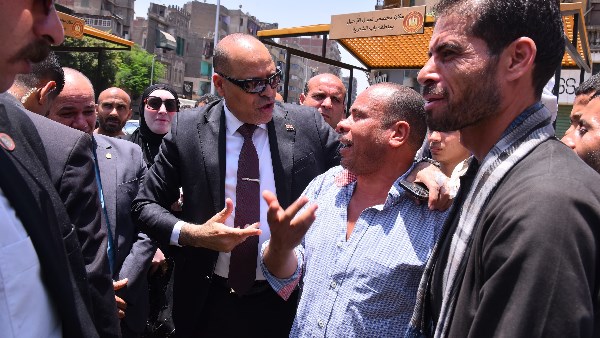 وزير العمل وسط عمال التراحيل: تخصيص أماكن انتظار لائقة