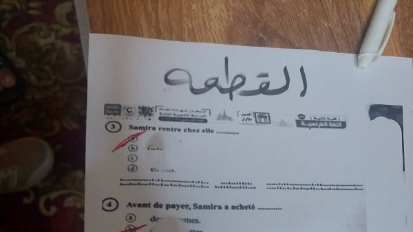 متصور على ترابيزة وسجادة|شاومينج يثير الجدل بصورة مزعومة لامتحان الفرنساوي “برة اللجنة”