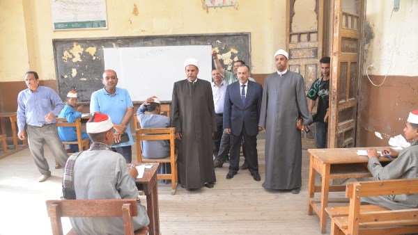 منع دخول الموبايلات.. محافظ أسيوط يتفقد امتحانات الثانوية الأزهرية بمعهد فؤاد الأول