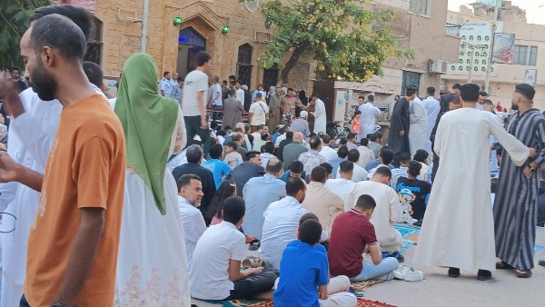 توافد أهالي سوهاج على ساحة ميدان الشبان المسلمين لأداء صلاة عيد الأضحى ..صور