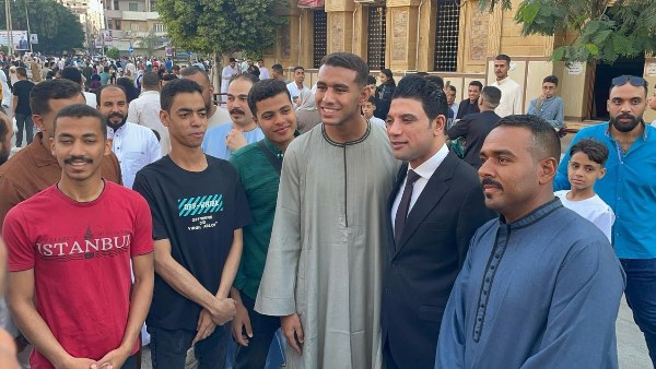 نائب محافظ سوهاج يشارك الأطفال فرحتهم ويوزع الحلوى والألعاب عقب صلاة العيد