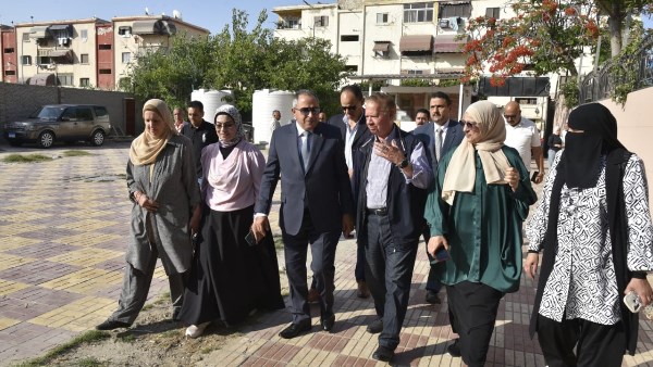 محافظ بورسعيد يزور دار المسنات بحي المناخ ويقدم التهنئة للنزلاء