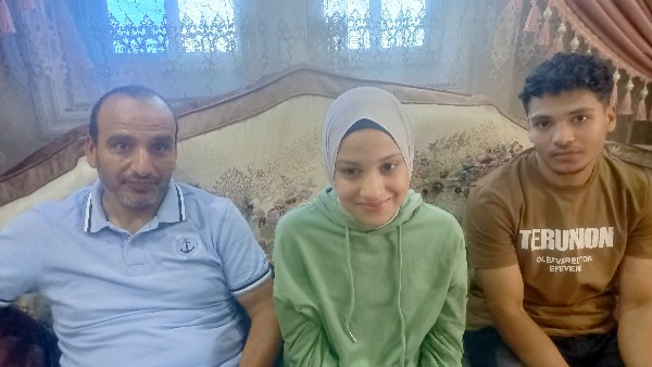 طالعة الأولى | أب يهدي ابنته رحلة عمرة لنبوغها في الإعدادية بالغربية