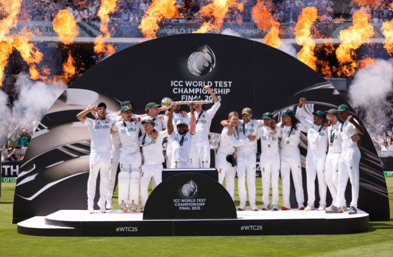 يحتفل Kagiso Rabada من جنوب إفريقيا بالكأس بعد فوزه بالمباراة النهائية خلال اليوم الرابع من بطولة World Test ، والمباراة النهائية بين جنوب إفريقيا وأستراليا في Lords Cricket Ground