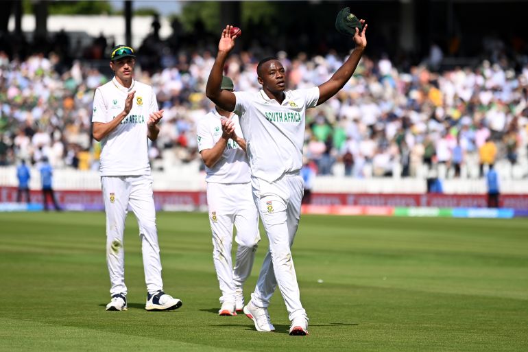 يحيي Kagiso Rabada من جنوب إفريقيا الحشد وهو يغادر الحقل خلال اليوم الأول من بطولة World Test Championship بين جنوب إفريقيا وأستراليا في Lord's Cricket Ground في 11 يونيو 2025 في لندن ، إنجلترا.