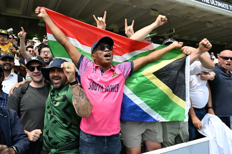 يحتفل مشجعو جنوب إفريقيا باتباع فوز فريقهم في اليوم الرابع من نهائي بطولة العالم للمحكمة الجنائية الدولية بين جنوب إفريقيا وأستراليا في لورد كريكيت جراوند