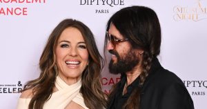 بيلي راي سايروس وصديقتها إليزابيث هيرلي تبدو محبوبة خلال ليلة التاريخ في لندن