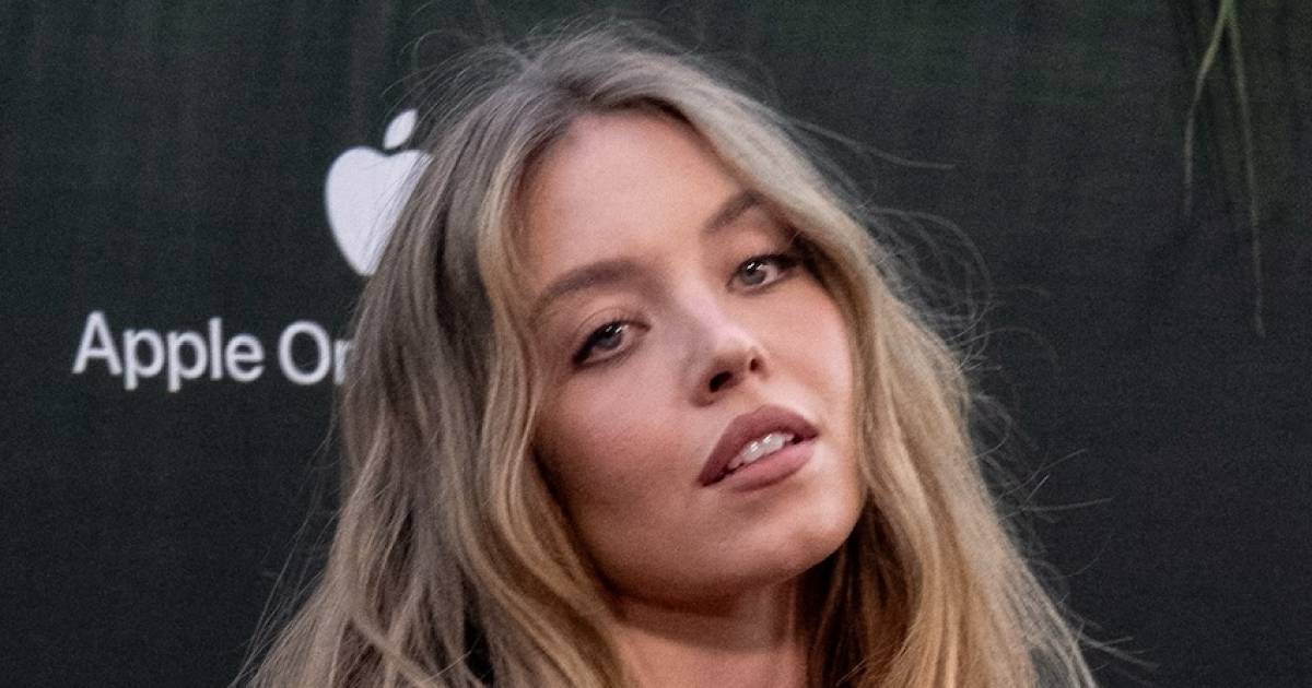 سيدني سويني تدافع عن بيع الصابون مع مياه الاستحمام فيه ، تكشف أنها