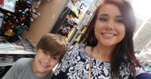 16 ورحب الحامل ويتني بورفيس الابن الراحل ويستون جونيور عبر القسم C: انظر إلى الوراء عند ولادته