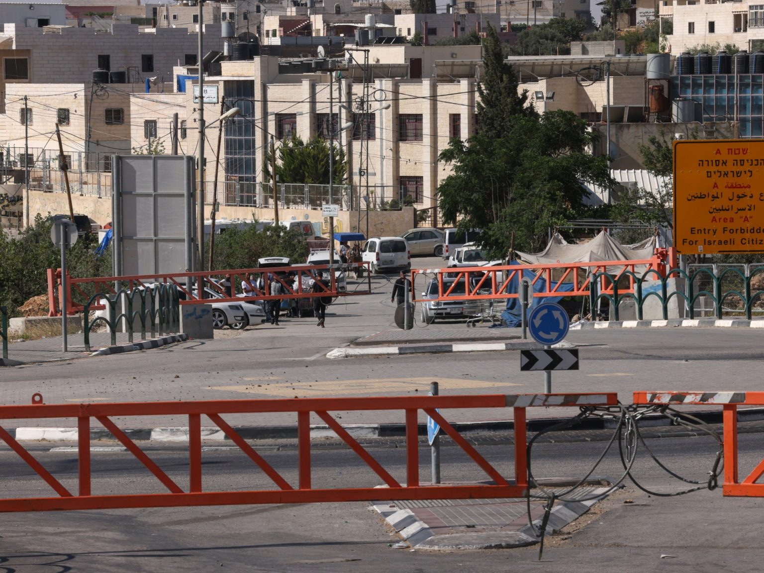 لماذا فرضت إسرائيل حصارا تاما على الضفة أثناء قصف إيران؟