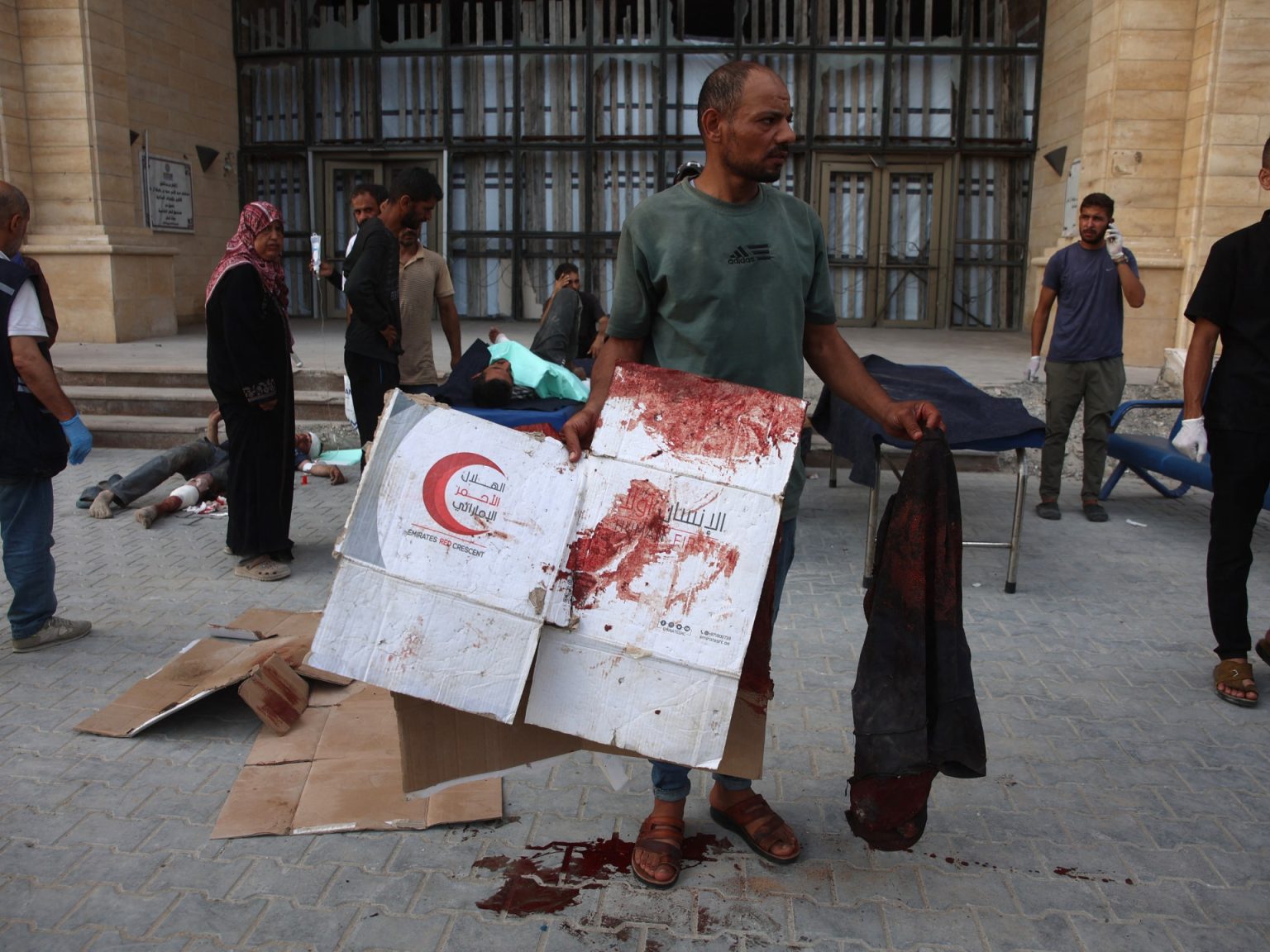 الاحتلال يقصف خيام النازحين بخان يونس ويقتل مزيدا من منتظري المساعدات