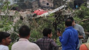 الحزن والغضب بينما يسعى الأقارب إلى بقايا الذين قتلوا في طيران الهند تحطم