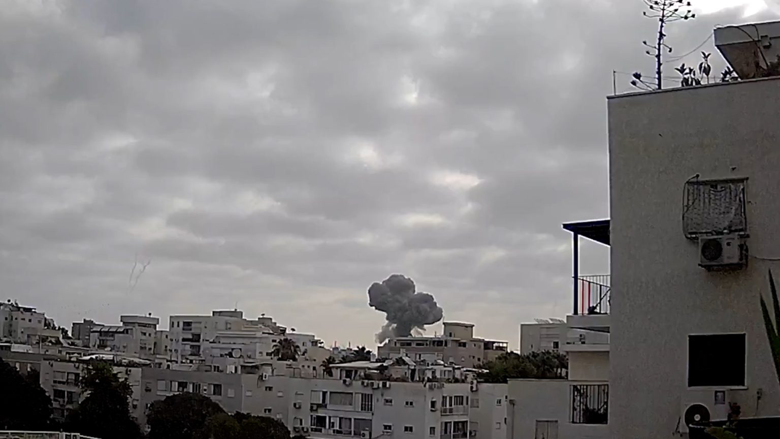 بالفيديو.. “خيبر” يفتتح صباح حيفا وتل أبيب بالانفجارات والركام