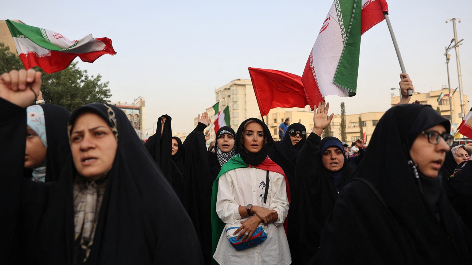 كيف تنظر الصحف الإيرانية والمواقع الرسمية لقرار وقف إطلاق النار مع إسرائيل؟