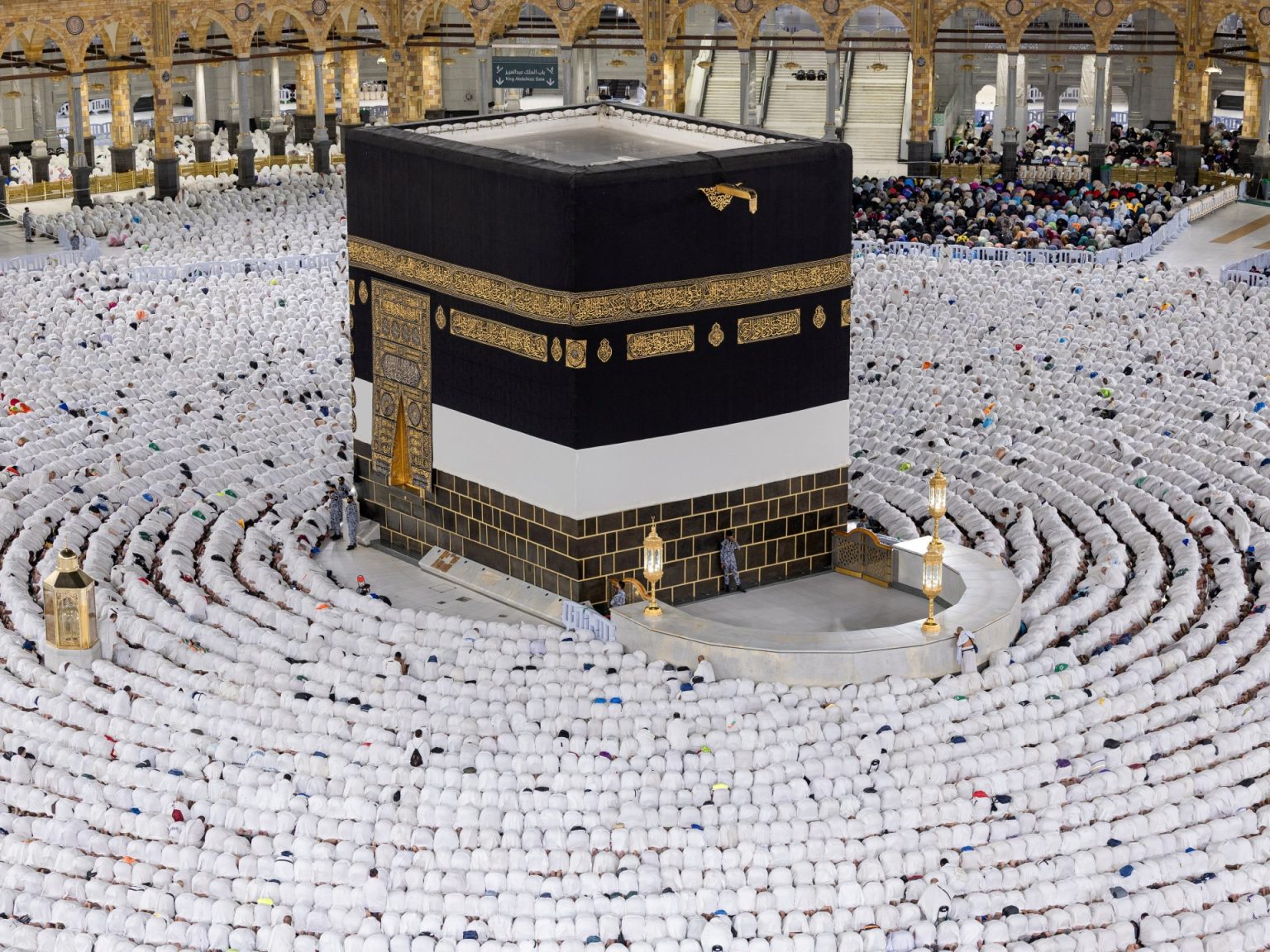 الحجاج يتوافدون إلى مكة واستخدام الذكاء الصناعي لتوفير أفضل الخدمات